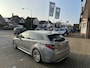 Toyota Corolla Touring Sports 1.8 Hybrid Dynamic Manhattan Grey, mooiste kleur Automaat stoel- en stuurverwaming / parkeersensoren voor en achter / Blind Spot Monitor / afneembare trekhaak / winterbandenset / Apple Carplay / Android Auto / parkeercamera / Toyota 10 jaar garantie progr