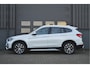 BMW X1 sDrive20i VDL Nedcar Edition | HUD | LEDER | TREKHAAK |