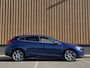 Volvo V40 1.6 T3 Ocean Race | 150 PK | Leder | Camera | Achterbankverwarming | Navigatie | Stoelverwarming | 17" Lichtmetaal | Airconditioning | Xenon | Isofix | LED | Parkeersensoren |