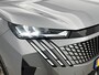 Peugeot 5008 SUV Allure Hybrid 145pk Automaat | Navigatie via draadloze Apple Carplay / Android Auto | Achteruitrijcamera | Cruise Control | Climate Control | Parkeersensoren | Armsteun | Led koplampen | Keyless | Automatisch dimlicht | Regensensor | Donker getint glas | 19" Lichtmetalen velgen |