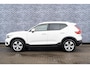 Volvo XC40 T2 Momentum Business | Navigatie | Adaptieve Cruise Control | Trekhaak | DAB | Parkeercamera | Park Assist | Getint Glas | Apple CarPlay & Android Auto | Volvo On Call | 18" LM
