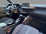 Peugeot e-208 EV Allure Black Pack 50 kWh SoH 93,6% / Warmtepomp / Elektronica-pakket / Full Led Pakket / Comfort Pakket / Black-Pakket / City Pakket Plus / Navigatie Pakket / DAB+ / Camera / Carplay / Half Leder /