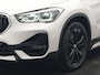 BMW X1 xDrive25e Sportline Plug In Hybrid 221pk Dealer O.H. PHEV | Trekhaak Afn. | Camera | Sportstoelen Memory & Verwarmd | Keyless | Sfeerverlichting | Adaptive LED | Cruise Control | Navigatie | DAB |