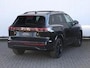 Volkswagen Tiguan 1.5 272 pk eHybrid R-Line Edition | Blackstyle | Zwenkbare Trekhaak | Panoramadak | Head-up Display | Elektr. Verst. Voorstoelen | Achteruitrij Camera | Voorstoelen + Stuur Verwarmd | Elektrische Achterklep | Matrix Led Koplampen |