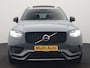 Volvo XC90 T8 Recharge AWD Ultimate Dark 7 Persoons LONG RANGE Plug In Hybrid 455pk Dealer O.H. PHEV | Trekhaak Af Fabriek | Panodak | Luchtvering |  Adaptive Cruise | Head Up | 360 Camera | Harman / Kardon | Lederen Sportstoelen Memory & Verwarmd | 22"L.M | Stuur Verwarmd | Keyless |