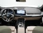 BMW X1 xDrive30e M Sport Plug In Hybrid 326pk Dealer O.H. PHEV | Panodak | Trekhaak af Fabriek | Lederen Sportstoelen Massage & Memory | Adaptive Cruise | 360 Camera | 20 "L.M | Harman / Kardon | Head Up | Keyless |