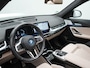 BMW X1 xDrive30e M Sport Plug In Hybrid 326pk Dealer O.H. PHEV | Panodak | Trekhaak af Fabriek | Lederen Sportstoelen Massage & Memory | Adaptive Cruise | 360 Camera | 20 "L.M | Harman / Kardon | Head Up | Keyless |