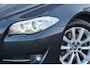 BMW 5-Serie Touring 520i High Executive AUTOMAAT - Climate / Navi / Cruise / Leder / Stoelverw. / Parkeers. / Lm velgen / NAP