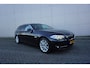 BMW 5-Serie Touring 520i High Executive AUTOMAAT - Climate / Navi / Cruise / Leder / Stoelverw. / Parkeers. / Lm velgen / NAP