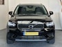 Volvo XC40 1.5 T5 RECHARGE R-DESIGN NAVIGATIE ADAPTIVE CRUISE CONTROL APPLE CARPLAY/ANDROID RIJSTROOKSENSOREN DODEHOEKSENSOREN ELEK. UITKLAPBARE TREKHAAK ACHTERUITRIJCAMRERA ZEER MOOI !! Brgl