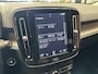 Volvo XC40 1.5 T5 RECHARGE R-DESIGN NAVIGATIE ADAPTIVE CRUISE CONTROL APPLE CARPLAY/ANDROID RIJSTROOKSENSOREN DODEHOEKSENSOREN ELEK. UITKLAPBARE TREKHAAK ACHTERUITRIJCAMRERA ZEER MOOI !! Brgl