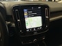 Volvo XC40 1.5 T5 RECHARGE R-DESIGN NAVIGATIE ADAPTIVE CRUISE CONTROL APPLE CARPLAY/ANDROID RIJSTROOKSENSOREN DODEHOEKSENSOREN ELEK. UITKLAPBARE TREKHAAK ACHTERUITRIJCAMRERA ZEER MOOI !! Brgl
