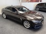 BMW 4-Serie GRAND COUPE 420i CENTENNIAL HIGH EXECUTIVE NAVIGATIE CRUISE CONTROL LEDER STOELVERWARMING BLUETOOTH TELEFOON MEDIA VOORBEREIDING 18" LICHTMETALEN VELGEN ZEER MOOI !! 3010