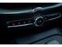 Volvo XC60 2.0 T6 Plug-in hybrid AWD Plus Dark / Pano / Trekhaak / Stoel&Stuurwielverwarming