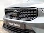 Volvo XC40 2.0 B4 Plus Dark / Trekhaak / All Season Banden / Stoel+Stuurwielverwarming / Elek. verstelbare stoelen / Harman Kardon Audio / Blis