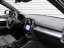 Volvo XC40 2.0 B4 Plus Dark / Trekhaak / All Season Banden / Stoel+Stuurwielverwarming / Elek. verstelbare stoelen / Harman Kardon Audio / Blis