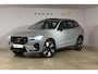 Volvo XC60 T6 350PK Automaat Plug-in Hybrid AWD Ultra Dark / Navigatie / Luchtvering / 360 Camera / Adaptieve Cruise Control / Stuurverwarming / Stoelverwarming v+a / Elektr. Achterklep / Schuifdak / Trekhaak