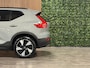 Volvo EX40 Recharge Single Motor Plus 70 kWh | Trekhaak | 100% SoH | Adaptieve Cruise Control | Stoel en Stuurwielverwarming | Parkeercamera | Pilot Assist | BLIS Dode Hoek Detectie | Microtech / Alcantara bekleding met wit stiksel en bies | Zitting verlenging voorstoelen | Google Infotainment | Warmtepomp | 19 Inch | Keyless Drive | Parkeersensoren voor+achter | Elektrisch bedienbare achterklep | Alarm Klasse III | DAB Radio | Apple Carplay/Android Auto | Draadloos telefoon opladen | Volvo On Call met mobiele App functie | Vapour Grey Metallic |