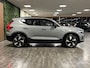 Volvo EX40 Recharge Single Motor Plus 70 kWh | Trekhaak | 100% SoH | Adaptieve Cruise Control | Stoel en Stuurwielverwarming | Parkeercamera | Pilot Assist | BLIS Dode Hoek Detectie | Microtech / Alcantara bekleding met wit stiksel en bies | Zitting verlenging voorstoelen | Google Infotainment | Warmtepomp | 19 Inch | Keyless Drive | Parkeersensoren voor+achter | Elektrisch bedienbare achterklep | Alarm Klasse III | DAB Radio | Apple Carplay/Android Auto | Draadloos telefoon opladen | Volvo On Call met mobiele App functie | Vapour Grey Metallic |