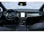 Volvo V90 2.0 T6 Plug-in Hybrid AWD R-Design Volvo V90 T6 AWD R-Design | Schuif-/Kanteldak | Head-Up Display | Harman Kardon Audio | 360 Camera | Memory | Trekhaak | Park Assist | DAB | Stoel-/Stuurverwarming + Stoelverwarming achter