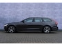 Volvo V90 2.0 T6 Plug-in Hybrid AWD R-Design Volvo V90 T6 AWD R-Design | Schuif-/Kanteldak | Head-Up Display | Harman Kardon Audio | 360 Camera | Memory | Trekhaak | Park Assist | DAB | Stoel-/Stuurverwarming + Stoelverwarming achter