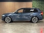Volvo XC90 T8 AWD Recharge Ultra Dark | Luchtvering | Trekhaak | 360 Camera | Head-Up Display | Harman Kardon | 455pk | Adaptieve Cruise Control | Stoelverwarming voor+achter | Stuurwielverwarming | Schuifdak | Full LED Matrix Meesturende koplampen | Pilot Assist | BLIS Dode Hoek Detectie | Alcantara hemelbekleding | Lederen zonnekleppen en handgrepen | Elektrische voorstoelen geheugen | Nordico Quilted bekleding | Zitting verlenging voorstoelen | Lederen dashboard | 21 Inch | Google Infotainment | Keyless Drive | Privacy Glass | Elektrisch bedienbare achterklep | Geïntegreerd kinderzitje achterin | Geïntegreerde zongordijnen achterportieren | Verlichte instaplijsten | 7-Persoons | 4-Zone Climate Control | DAB Radio | Apple Carplay/Android Auto | Alarm Klasse III | Draadloos telefoon opladen | Volvo On Call met mobiele App functie | Denim Blue Metallic |
