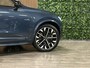 Volvo XC90 T8 AWD Recharge Ultra Dark | Luchtvering | Trekhaak | 360 Camera | Head-Up Display | Harman Kardon | 455pk | Adaptieve Cruise Control | Stoelverwarming voor+achter | Stuurwielverwarming | Schuifdak | Full LED Matrix Meesturende koplampen | Pilot Assist | BLIS Dode Hoek Detectie | Alcantara hemelbekleding | Lederen zonnekleppen en handgrepen | Elektrische voorstoelen geheugen | Nordico Quilted bekleding | Zitting verlenging voorstoelen | Lederen dashboard | 21 Inch | Google Infotainment | Keyless Drive | Privacy Glass | Elektrisch bedienbare achterklep | Geïntegreerd kinderzitje achterin | Geïntegreerde zongordijnen achterportieren | Verlichte instaplijsten | 7-Persoons | 4-Zone Climate Control | DAB Radio | Apple Carplay/Android Auto | Alarm Klasse III | Draadloos telefoon opladen | Volvo On Call met mobiele App functie | Denim Blue Metallic |