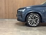 Volvo XC90 T8 AWD Recharge Ultra Dark | Luchtvering | Trekhaak | 360 Camera | Head-Up Display | Harman Kardon | 455pk | Adaptieve Cruise Control | Stoelverwarming voor+achter | Stuurwielverwarming | Schuifdak | Full LED Matrix Meesturende koplampen | Pilot Assist | BLIS Dode Hoek Detectie | Alcantara hemelbekleding | Lederen zonnekleppen en handgrepen | Elektrische voorstoelen geheugen | Nordico Quilted bekleding | Zitting verlenging voorstoelen | Lederen dashboard | 21 Inch | Google Infotainment | Keyless Drive | Privacy Glass | Elektrisch bedienbare achterklep | Geïntegreerd kinderzitje achterin | Geïntegreerde zongordijnen achterportieren | Verlichte instaplijsten | 7-Persoons | 4-Zone Climate Control | DAB Radio | Apple Carplay/Android Auto | Alarm Klasse III | Draadloos telefoon opladen | Volvo On Call met mobiele App functie | Denim Blue Metallic |