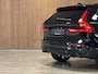 Volvo XC60 T8 AWD Recharge Plus Black Edition | MY26 Facelift en vol! | Nieuw! | Luchtvering | 360° Camera | Head-Up Display | Harman Kardon | 455pk | Adaptieve Cruise Control | Stoelverwarming voor+achter | Stuurwielverwarming | Full LED Meesturende koplampen | Pilot Assist | BLIS Dode Hoek Detectie | 21 Inch | Schuifdak | Elektrische voorstoelen geheugen | Contour stoelen met wit stiksel en bies | Zitting verlenging voorstoelen | Google Infotainment | Keyless Drive | Parkeersensoren voor+achter | Privacy Glass | Elektrisch bedienbare achterklep | DAB Radio | Apple Carplay/Android Auto | Draadloos telefoon opladen | Volvo On Call met mobiele App functie | Onyx Black Metallic |