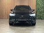 Volvo XC60 T8 AWD Recharge Plus Black Edition | MY26 Facelift en vol! | Nieuw! | Luchtvering | 360° Camera | Head-Up Display | Harman Kardon | 455pk | Adaptieve Cruise Control | Stoelverwarming voor+achter | Stuurwielverwarming | Full LED Meesturende koplampen | Pilot Assist | BLIS Dode Hoek Detectie | 21 Inch | Schuifdak | Elektrische voorstoelen geheugen | Contour stoelen met wit stiksel en bies | Zitting verlenging voorstoelen | Google Infotainment | Keyless Drive | Parkeersensoren voor+achter | Privacy Glass | Elektrisch bedienbare achterklep | DAB Radio | Apple Carplay/Android Auto | Draadloos telefoon opladen | Volvo On Call met mobiele App functie | Onyx Black Metallic |