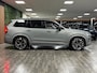 Volvo XC90 T8 AWD Recharge Ultra Dark | Luchtvering | Trekhaak | 360 Camera | Head-Up Display | Harman Kardon | 455pk | Adaptieve Cruise Control | Stoelverwarming voor+achter | Stuurwielverwarming | Schuifdak | Full LED Matrix Meesturende koplampen | Pilot Assist | BLIS Dode Hoek Detectie | Alcantara hemelbekleding | Lederen zonnekleppen en handgrepen | Elektrische voorstoelen geheugen | Nordico Quilted bekleding | Zitting verlenging voorstoelen | Lederen dashboard | 21 Inch | Google Infotainment | Keyless Drive | Privacy Glass | Elektrisch bedienbare achterklep | Geïntegreerd kinderzitje achterin | Geïntegreerde zongordijnen achterportieren | Verlichte instaplijsten | 7-Persoons | 4-Zone Climate Control | DAB Radio | Apple Carplay/Android Auto | Alarm Klasse III | Draadloos telefoon opladen | Volvo On Call met mobiele App functie | Vapour Grey Metallic |