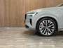 Volvo XC90 T8 AWD Recharge Ultra Dark | Luchtvering | Trekhaak | 360 Camera | Head-Up Display | Harman Kardon | 455pk | Adaptieve Cruise Control | Stoelverwarming voor+achter | Stuurwielverwarming | Schuifdak | Full LED Matrix Meesturende koplampen | Pilot Assist | BLIS Dode Hoek Detectie | Alcantara hemelbekleding | Lederen zonnekleppen en handgrepen | Elektrische voorstoelen geheugen | Nordico Quilted bekleding | Zitting verlenging voorstoelen | Lederen dashboard | 21 Inch | Google Infotainment | Keyless Drive | Privacy Glass | Elektrisch bedienbare achterklep | Geïntegreerd kinderzitje achterin | Geïntegreerde zongordijnen achterportieren | Verlichte instaplijsten | 7-Persoons | 4-Zone Climate Control | DAB Radio | Apple Carplay/Android Auto | Alarm Klasse III | Draadloos telefoon opladen | Volvo On Call met mobiele App functie | Vapour Grey Metallic |