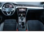 Volkswagen Passat Variant 2.0 TDI 150pk DSG R-Line Business + | Trekhaak | Navigatie | Achteruitrijcamera | Stoelverwarming