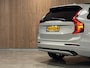 Volvo XC90 T8 AWD Recharge Ultra Dark | Vol! | Bowers & Wilkins | Luchtvering | Stoelventilatie | Trekhaak | 360 Camera | Head-Up Display | Stoelmassage | 455pk | Adaptieve Cruise Control | Stoelverwarming voor+achter | Stuurwielverwarming | Schuifdak | 21 Inch | Full LED Matrix Meesturende koplampen | Pilot Assist | BLIS Dode Hoek Detectie | Alcantara hemelbekleding | Lederen handgrepen en zonnekleppen | Elektrische voorstoelen geheugen | Nappa Lederen bekleding | Zitting verlenging voorstoelen | Lederen Dashboard | Google Infotainment | Keyless Drive | Parkeersensoren voor+achter | Privacy Glass | Elektrisch bedienbare achterklep | Geïntegreerde zongordijnen achterportieren | Geïntegreerd kinderzitje achterin | Verlichte instaplijsten | 7-Persoons | 4-Zone Climate Control | DAB Radio | Apple Carplay/Android Auto | Alarm Klasse III | Draadloos telefoon opladen | Volvo On Call met mobiele App functie | Silver Dawn Metallic |