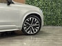 Volvo XC90 T8 AWD Recharge Ultra Dark | Vol! | Bowers & Wilkins | Luchtvering | Stoelventilatie | Trekhaak | 360 Camera | Head-Up Display | Stoelmassage | 455pk | Adaptieve Cruise Control | Stoelverwarming voor+achter | Stuurwielverwarming | Schuifdak | 21 Inch | Full LED Matrix Meesturende koplampen | Pilot Assist | BLIS Dode Hoek Detectie | Alcantara hemelbekleding | Lederen handgrepen en zonnekleppen | Elektrische voorstoelen geheugen | Nappa Lederen bekleding | Zitting verlenging voorstoelen | Lederen Dashboard | Google Infotainment | Keyless Drive | Parkeersensoren voor+achter | Privacy Glass | Elektrisch bedienbare achterklep | Geïntegreerde zongordijnen achterportieren | Geïntegreerd kinderzitje achterin | Verlichte instaplijsten | 7-Persoons | 4-Zone Climate Control | DAB Radio | Apple Carplay/Android Auto | Alarm Klasse III | Draadloos telefoon opladen | Volvo On Call met mobiele App functie | Silver Dawn Metallic |
