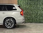 Volvo XC90 T8 AWD Recharge Ultra Dark | Vol! | Bowers & Wilkins | Luchtvering | Stoelventilatie | Trekhaak | 360 Camera | Head-Up Display | Stoelmassage | 455pk | Adaptieve Cruise Control | Stoelverwarming voor+achter | Stuurwielverwarming | Schuifdak | 21 Inch | Full LED Matrix Meesturende koplampen | Pilot Assist | BLIS Dode Hoek Detectie | Alcantara hemelbekleding | Lederen handgrepen en zonnekleppen | Elektrische voorstoelen geheugen | Nappa Lederen bekleding | Zitting verlenging voorstoelen | Lederen Dashboard | Google Infotainment | Keyless Drive | Parkeersensoren voor+achter | Privacy Glass | Elektrisch bedienbare achterklep | Geïntegreerde zongordijnen achterportieren | Geïntegreerd kinderzitje achterin | Verlichte instaplijsten | 7-Persoons | 4-Zone Climate Control | DAB Radio | Apple Carplay/Android Auto | Alarm Klasse III | Draadloos telefoon opladen | Volvo On Call met mobiele App functie | Silver Dawn Metallic |