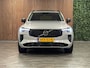 Volvo XC90 T8 AWD Recharge Ultra Dark | Vol! | Bowers & Wilkins | Luchtvering | Stoelventilatie | Trekhaak | 360 Camera | Head-Up Display | Stoelmassage | 455pk | Adaptieve Cruise Control | Stoelverwarming voor+achter | Stuurwielverwarming | Schuifdak | 21 Inch | Full LED Matrix Meesturende koplampen | Pilot Assist | BLIS Dode Hoek Detectie | Alcantara hemelbekleding | Lederen handgrepen en zonnekleppen | Elektrische voorstoelen geheugen | Nappa Lederen bekleding | Zitting verlenging voorstoelen | Lederen Dashboard | Google Infotainment | Keyless Drive | Parkeersensoren voor+achter | Privacy Glass | Elektrisch bedienbare achterklep | Geïntegreerde zongordijnen achterportieren | Geïntegreerd kinderzitje achterin | Verlichte instaplijsten | 7-Persoons | 4-Zone Climate Control | DAB Radio | Apple Carplay/Android Auto | Alarm Klasse III | Draadloos telefoon opladen | Volvo On Call met mobiele App functie | Silver Dawn Metallic |