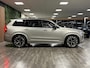 Volvo XC90 T8 AWD Recharge Ultra Dark | Vol! | Bowers & Wilkins | Luchtvering | Stoelventilatie | Trekhaak | 360 Camera | Head-Up Display | Stoelmassage | 455pk | Adaptieve Cruise Control | Stoelverwarming voor+achter | Stuurwielverwarming | Schuifdak | 21 Inch | Full LED Matrix Meesturende koplampen | Pilot Assist | BLIS Dode Hoek Detectie | Alcantara hemelbekleding | Lederen handgrepen en zonnekleppen | Elektrische voorstoelen geheugen | Nappa Lederen bekleding | Zitting verlenging voorstoelen | Lederen Dashboard | Google Infotainment | Keyless Drive | Parkeersensoren voor+achter | Privacy Glass | Elektrisch bedienbare achterklep | Geïntegreerde zongordijnen achterportieren | Geïntegreerd kinderzitje achterin | Verlichte instaplijsten | 7-Persoons | 4-Zone Climate Control | DAB Radio | Apple Carplay/Android Auto | Alarm Klasse III | Draadloos telefoon opladen | Volvo On Call met mobiele App functie | Silver Dawn Metallic |