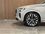 Volvo XC90 T8 AWD Recharge Ultra Dark | Vol! | Bowers & Wilkins | Luchtvering | Stoelventilatie | Trekhaak | 360 Camera | Head-Up Display | Stoelmassage | 455pk | Adaptieve Cruise Control | Stoelverwarming voor+achter | Stuurwielverwarming | Schuifdak | 21 Inch | Full LED Matrix Meesturende koplampen | Pilot Assist | BLIS Dode Hoek Detectie | Alcantara hemelbekleding | Lederen handgrepen en zonnekleppen | Elektrische voorstoelen geheugen | Nappa Lederen bekleding | Zitting verlenging voorstoelen | Lederen Dashboard | Google Infotainment | Keyless Drive | Parkeersensoren voor+achter | Privacy Glass | Elektrisch bedienbare achterklep | Geïntegreerde zongordijnen achterportieren | Geïntegreerd kinderzitje achterin | Verlichte instaplijsten | 7-Persoons | 4-Zone Climate Control | DAB Radio | Apple Carplay/Android Auto | Alarm Klasse III | Draadloos telefoon opladen | Volvo On Call met mobiele App functie | Silver Dawn Metallic |