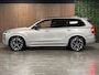 Volvo XC90 T8 AWD Recharge Ultra Dark | Vol! | Bowers & Wilkins | Luchtvering | Stoelventilatie | Trekhaak | 360 Camera | Head-Up Display | Stoelmassage | 455pk | Adaptieve Cruise Control | Stoelverwarming voor+achter | Stuurwielverwarming | Schuifdak | 21 Inch | Full LED Matrix Meesturende koplampen | Pilot Assist | BLIS Dode Hoek Detectie | Alcantara hemelbekleding | Lederen handgrepen en zonnekleppen | Elektrische voorstoelen geheugen | Nappa Lederen bekleding | Zitting verlenging voorstoelen | Lederen Dashboard | Google Infotainment | Keyless Drive | Parkeersensoren voor+achter | Privacy Glass | Elektrisch bedienbare achterklep | Geïntegreerde zongordijnen achterportieren | Geïntegreerd kinderzitje achterin | Verlichte instaplijsten | 7-Persoons | 4-Zone Climate Control | DAB Radio | Apple Carplay/Android Auto | Alarm Klasse III | Draadloos telefoon opladen | Volvo On Call met mobiele App functie | Silver Dawn Metallic |