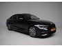 BMW 3-Serie 320i 184PK AUT8 M-SPORT LEER / CAMERA / SCHUIFDAK / CARPLAY / STOELVERWARMING / SFEERVERLICHTING / CAMERA / MAXTON