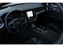 Volvo V60 2.0 T6 Plug-in hybrid AWD Ultra Dark | Elektrisch glazen panorama-dak | Elektrisch verstelbare bestuurders- en bijrijdersstoel met geheugen | Dodehoek detectie met correctie | Pilot assist & adaptieve cruise control | Rondomzicht camera | Head-up display | Extra getint glas | Nappa lederen/ Open grid textiel bekleding | Google services | Apple Carplay & Android Auto | Voorstoelen & stuurwiel verwarmd | Keyless Entry & Drive |