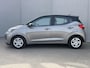 Hyundai i10 1.0 Comfort Smart / Navigatie Apple Carplay & Android Auto / Dealer Onderhouden / Stoel Verwarming / Stuurwiel Verwarming / Airco / Elektr. Ramen / DAB / Two Tone /