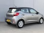 Hyundai i10 1.0 Comfort Smart / Navigatie Apple Carplay & Android Auto / Dealer Onderhouden / Stoel Verwarming / Stuurwiel Verwarming / Airco / Elektr. Ramen / DAB / Two Tone /
