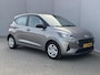 Hyundai i10 1.0 Comfort Smart / Navigatie Apple Carplay & Android Auto / Dealer Onderhouden / Stoel Verwarming / Stuurwiel Verwarming / Airco / Elektr. Ramen / DAB / Two Tone /
