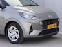 Hyundai i10 1.0 Comfort Smart / Navigatie Apple Carplay & Android Auto / Dealer Onderhouden / Stoel Verwarming / Stuurwiel Verwarming / Airco / Elektr. Ramen / DAB / Two Tone /