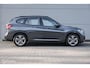 BMW X1 xDrive25e High Executive | M-Sport | LED | HUD | Trekhaak | PHEV | Miniral Grau | Stoelverw.