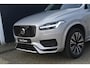 Volvo XC90 T8 Plug-in hybrid AWD Ultra Dark | Verwarmde, Geventileerde en Masserende Voorstoelen | Luchtvering | Panoramisch Schuif-/Kanteldak | Semi-Elektrische Trekhaak | 360º Camera | Gelamineerd en Getint Glas Achter| Bowers & Wilkins |