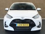 Toyota Yaris 1.5 Hybrid 115 Dynamic - CLIMATE CONTROL - VOORSTOELEN VERWARMD - STUURVERWARMING - DODEHOEKDETECTIE - ACHTERUITRIJCAMERA - PARKEERSENSOREN VOOR EN ACHTER - APPLE CARPLAY/ANDROID AUTO - DRAADLOZE TELEFOONLADER