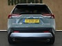Toyota RAV4 2.5 Hybrid AWD ADVENTURE - ORIGINEEL NEDERLANDSE AUTO - NAVIGATIE - PANORAMADAK - DEELS LEDEREN BEKLEDING - ELEKTRISCH VERSTELBARE BESTUURDERSSTOEL - ELEKTRISCHE ACHTERKLEP - CAMERA - PARKEERSENSOREN VOOR/ ACHTER - JBL AUDIO - DODEHOEK DETECTIE